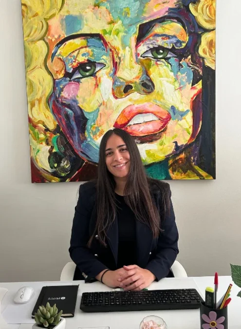 Paula sentada y sonriente en la consulta de nutrición
