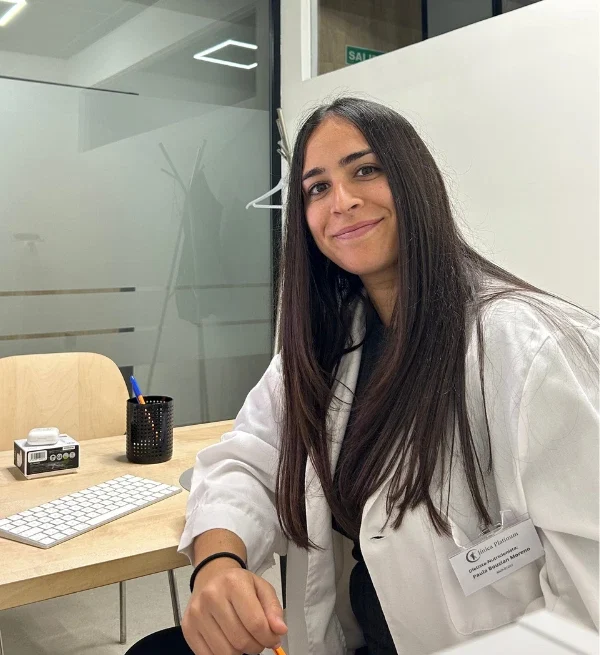 Paula con su bata de nutricionista resolviendo preguntas frecuentes